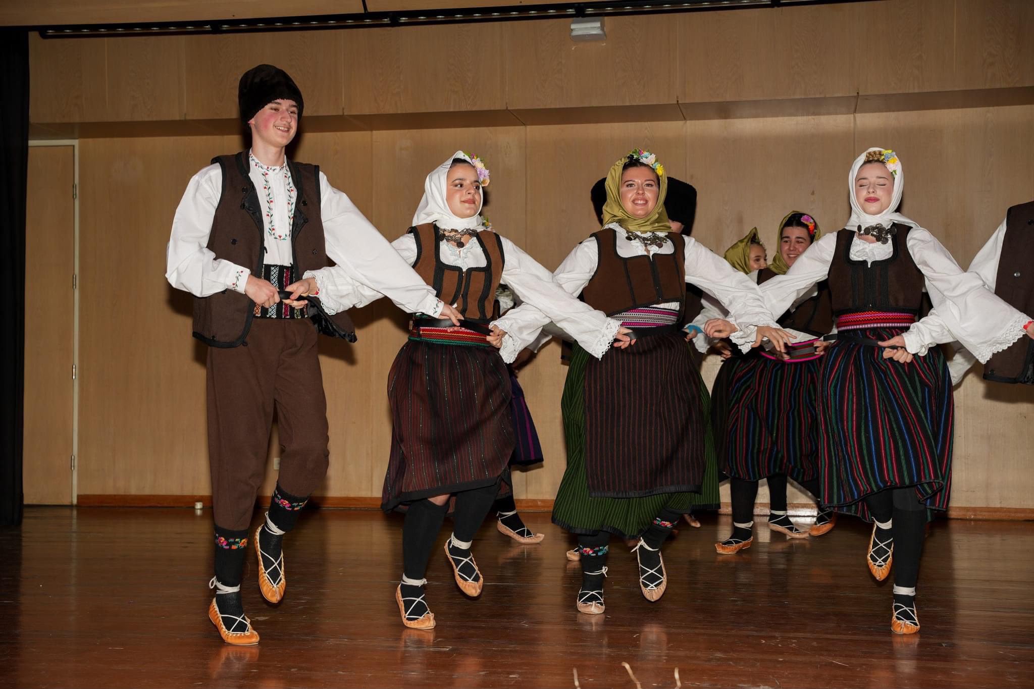Tänzerinnen und Tänzer des KUD Ostrog beim Auftritt in traditioneller Tracht
