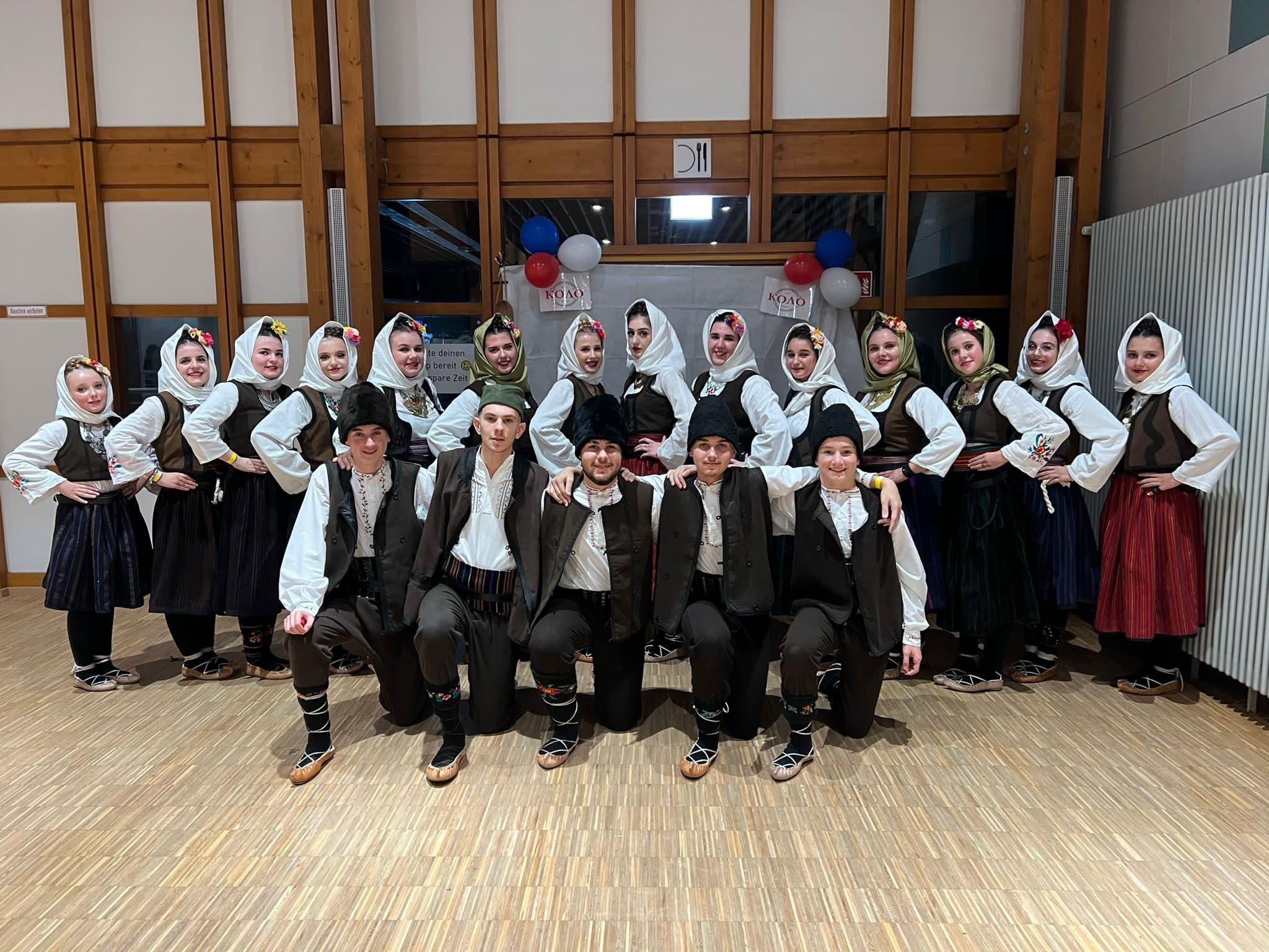 Die große Gruppe des KUD Ostrog in vollständiger Tracht bei einer Veranstaltung