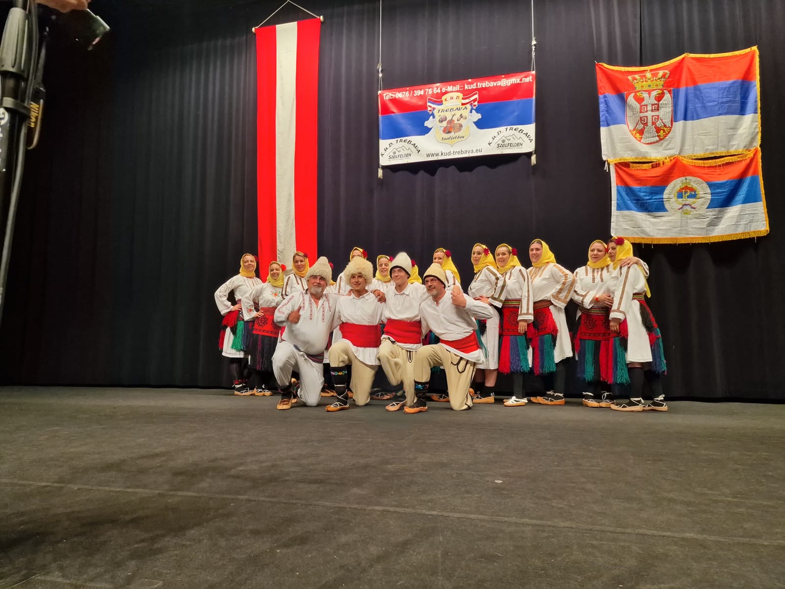 Der KUD Ostrog in Tracht auf der Bühne beim Gastauftritt in Saalfelden
